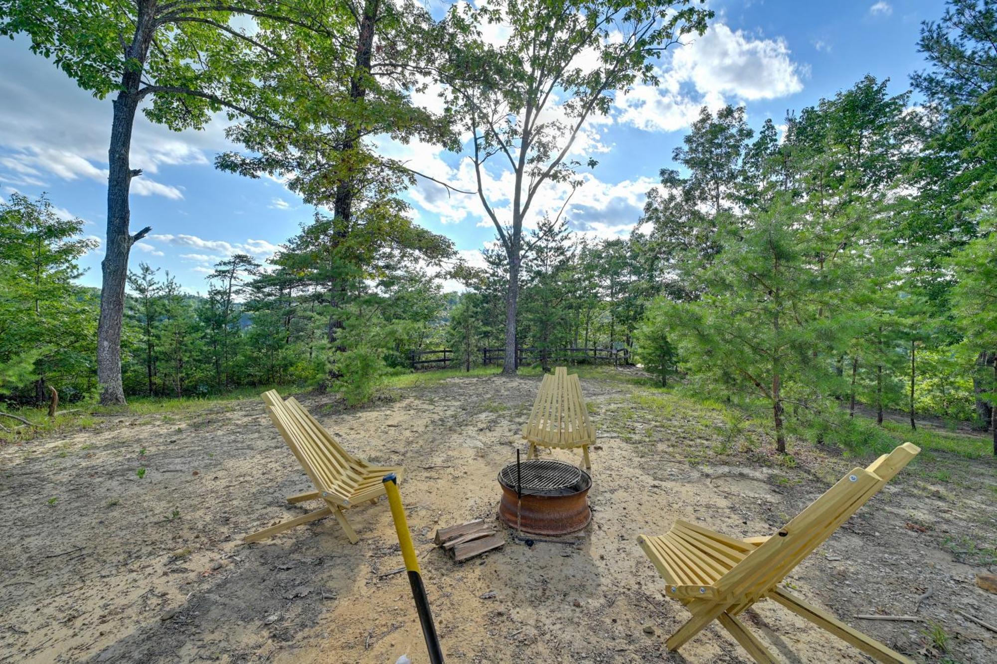 Cozy Beattyville Cabin With Fire Pit And Hot Tub Екстериор снимка